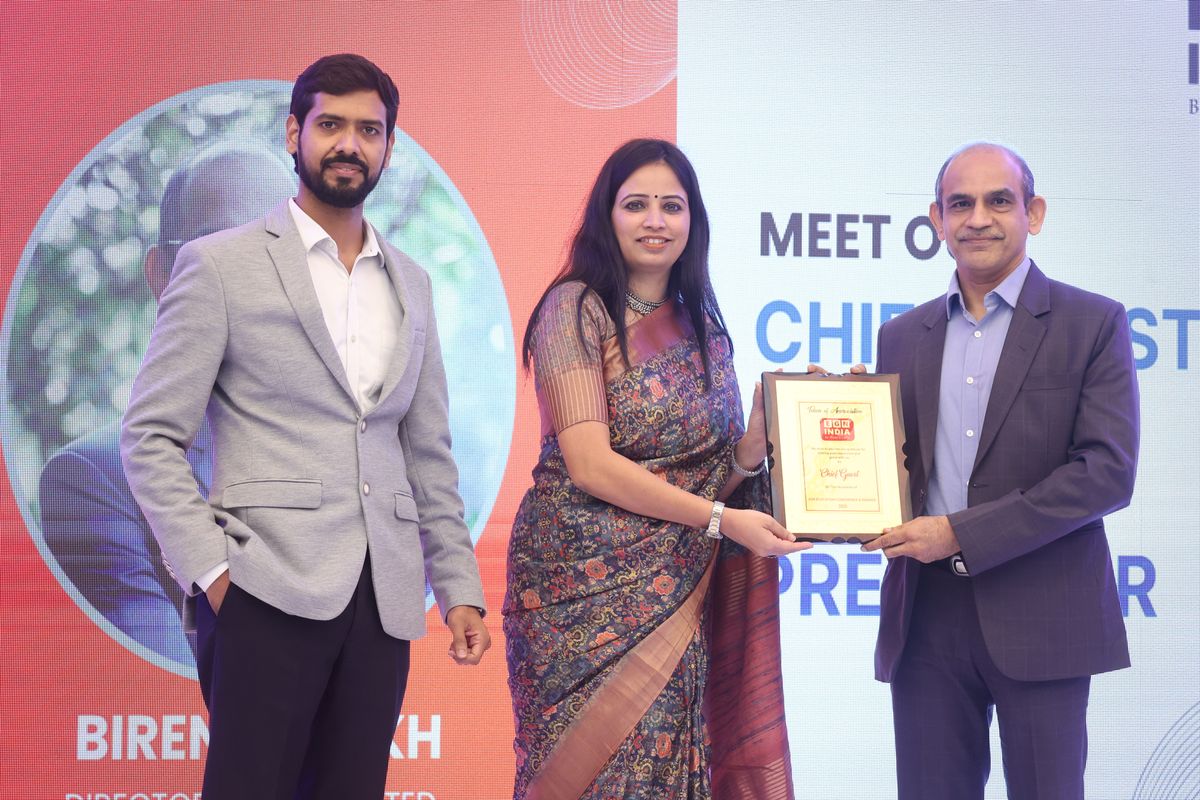 Biren Parekh receiving memento as Chief Guest